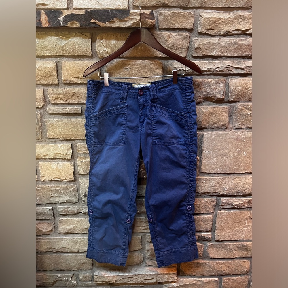 Aventura navy capri pants size 6